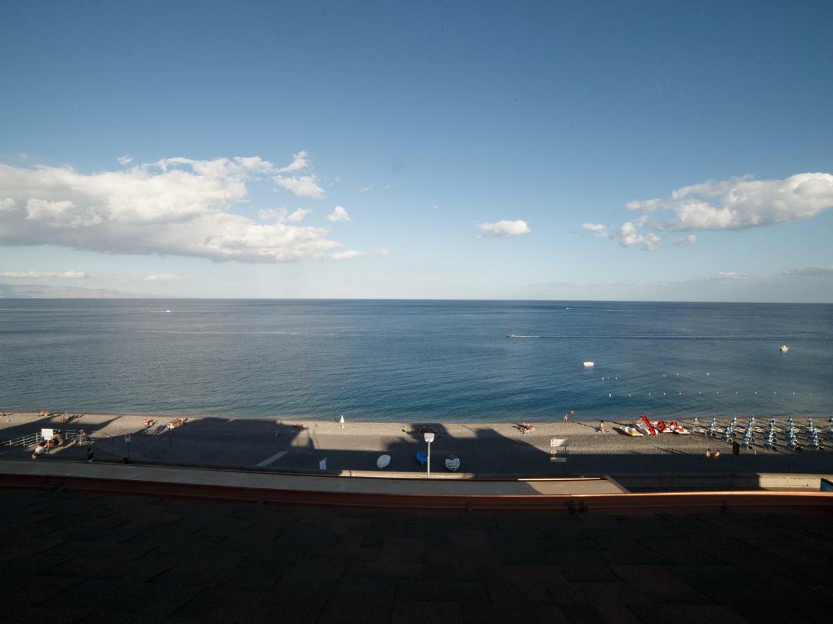 Marina Di Savoca Apartment Santa Teresa Di Riva Bagian luar foto