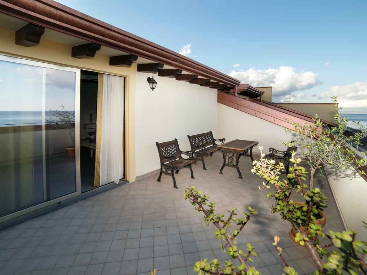 Marina Di Savoca Apartment Santa Teresa Di Riva Bagian luar foto