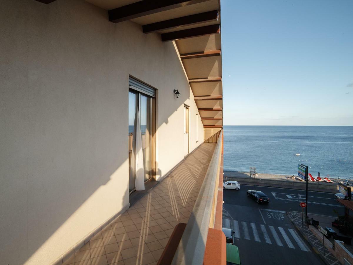 Marina Di Savoca Apartment Santa Teresa Di Riva Bagian luar foto