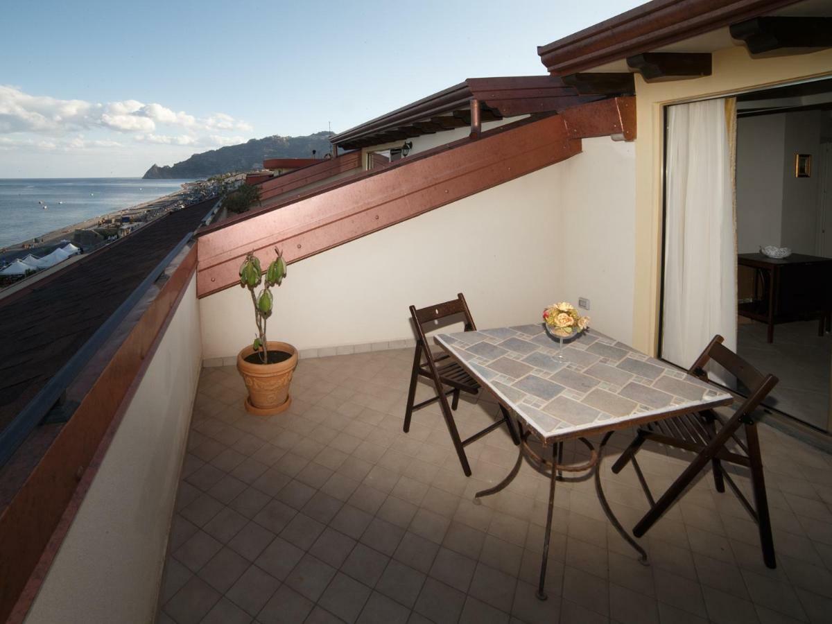 Marina Di Savoca Apartment Santa Teresa Di Riva Bagian luar foto