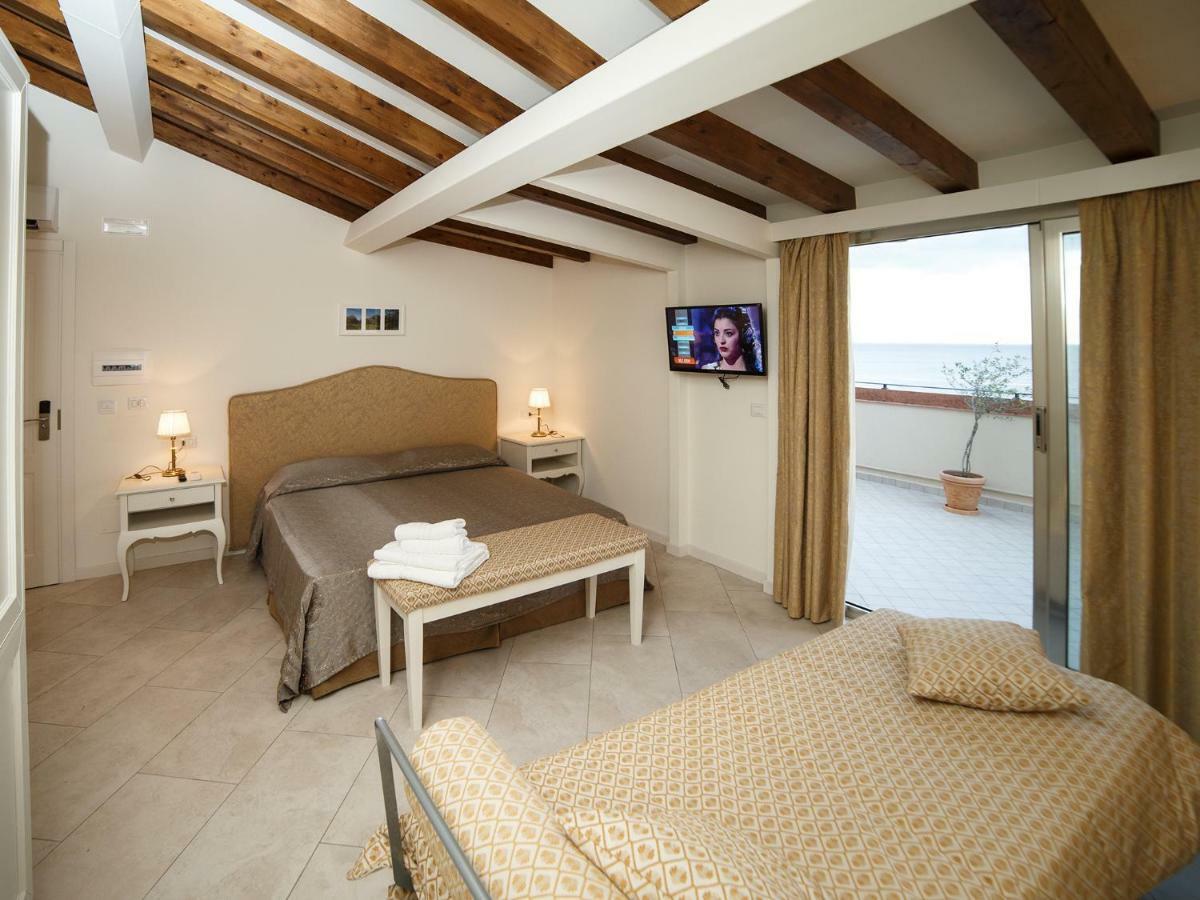 Marina Di Savoca Apartment Santa Teresa Di Riva Bagian luar foto