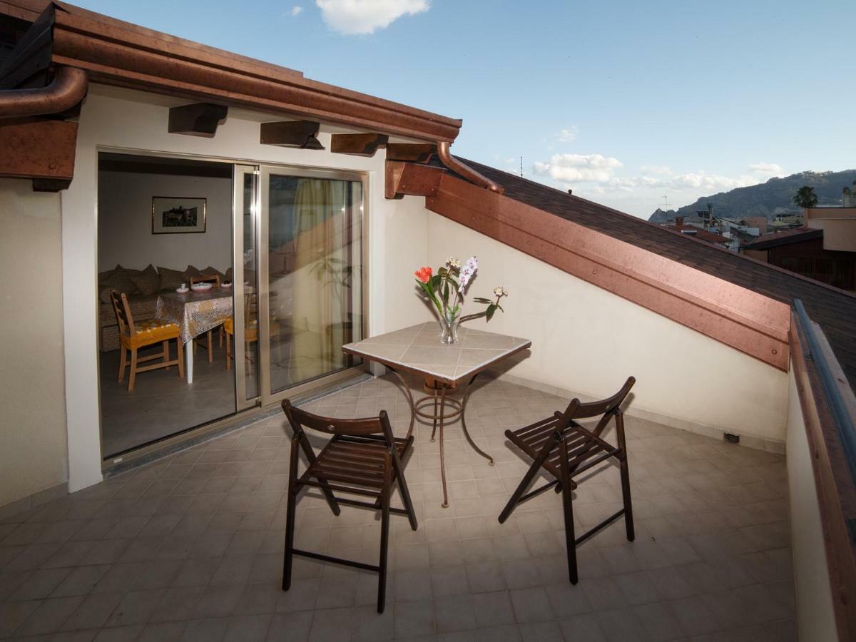 Marina Di Savoca Apartment Santa Teresa Di Riva Bagian luar foto