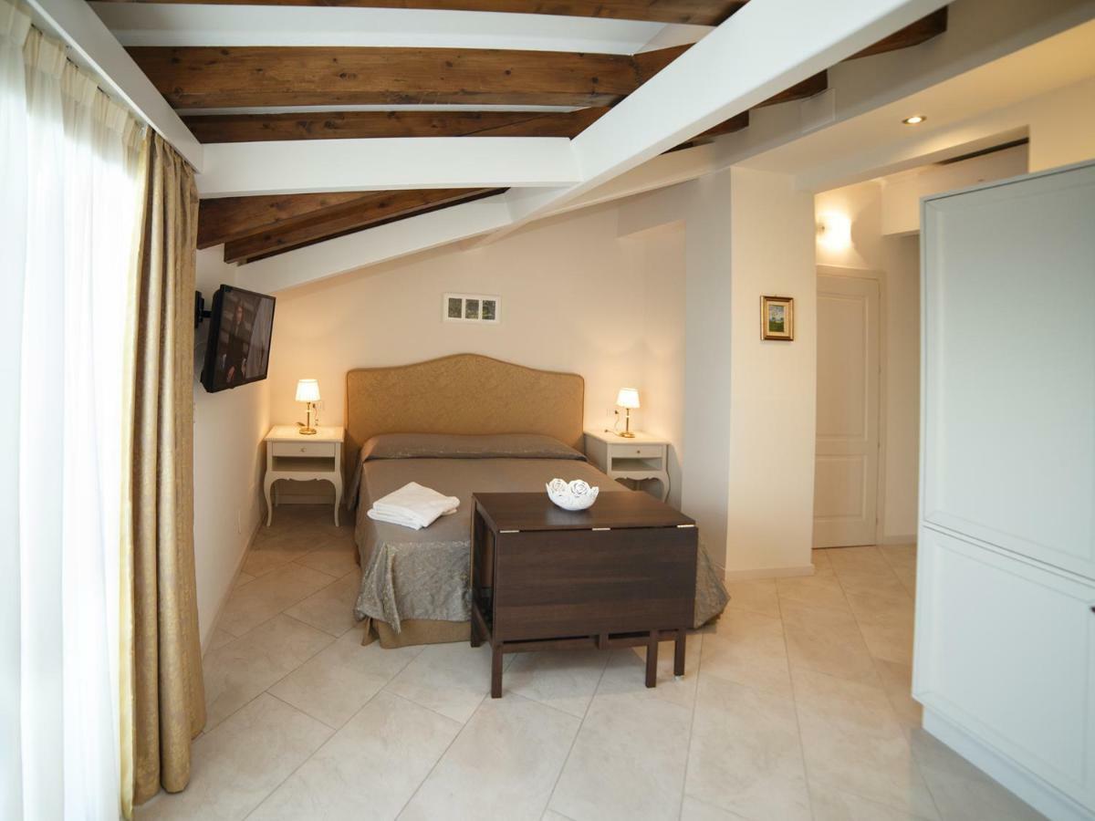 Marina Di Savoca Apartment Santa Teresa Di Riva Bagian luar foto